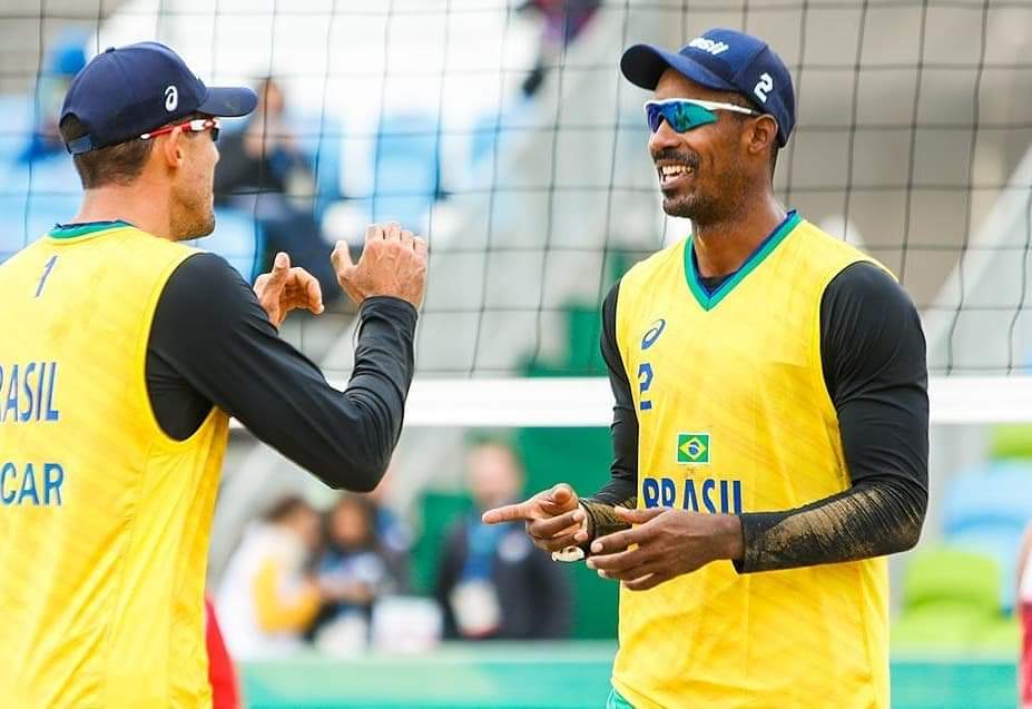 Thiago e Oscar foram derrotados por dupla cubana, mas passaram em primeiro (Divulgação/CBV)