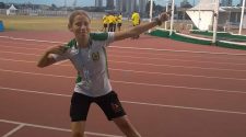 Pâmela, na pista de atletismo, faz o raio do Usain Bolt (arquivo pessoal da atleta)